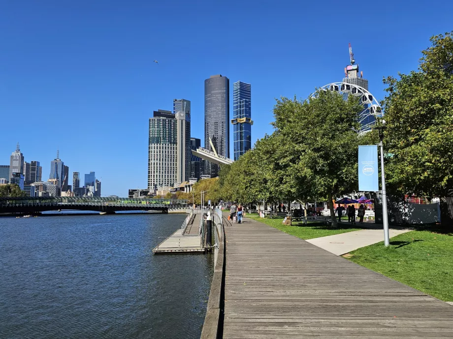 Yarra Nehri boyunca uzanan yaya setleri