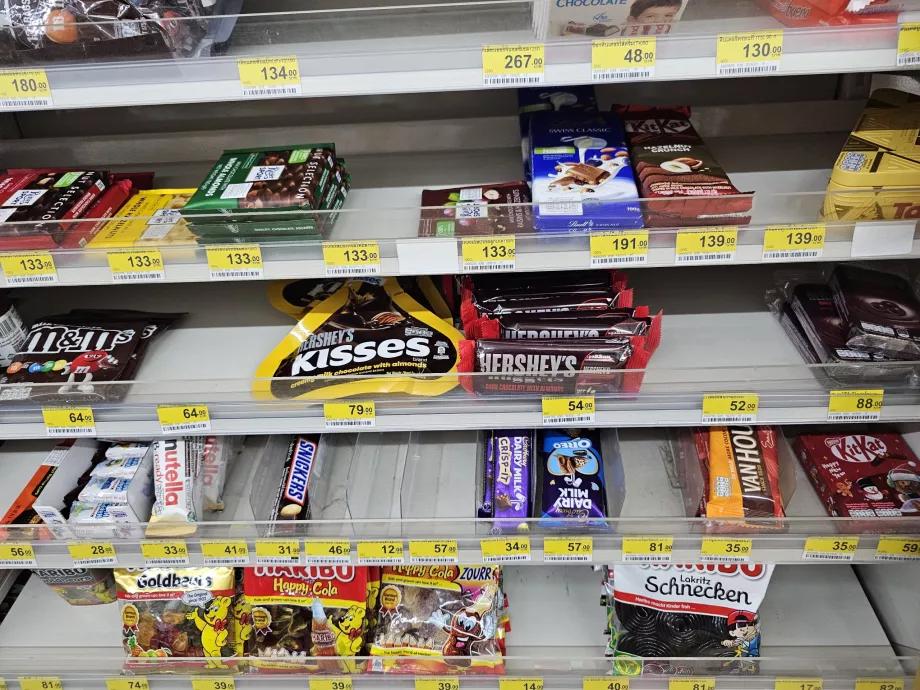 Tatlıların bulunduğu raf