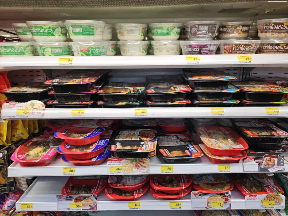 Hemen yeniden ısıtmaya hazır pişirmeye hazır sıcak yemekler