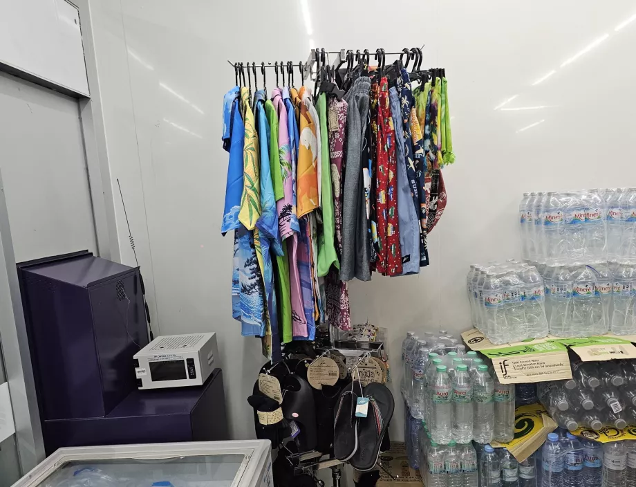 Kıyafetlerin, mayoların veya parmak arası terliklerin bulunduğu bir köşe