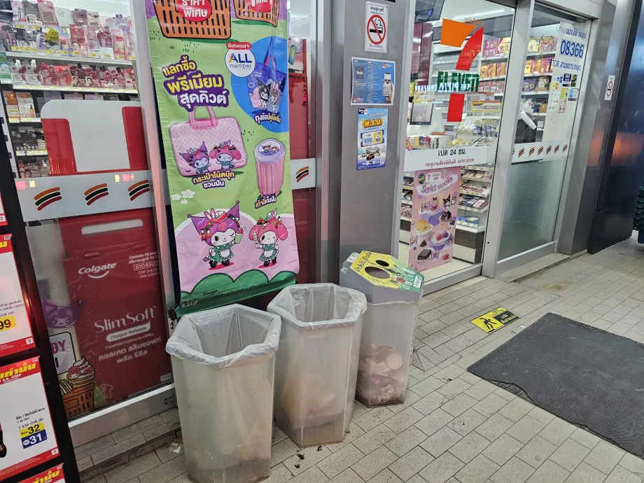 Tayland'da çöp kutuları standart değildir, ancak bunları her zaman 7-Eleven'da bulabilirsiniz