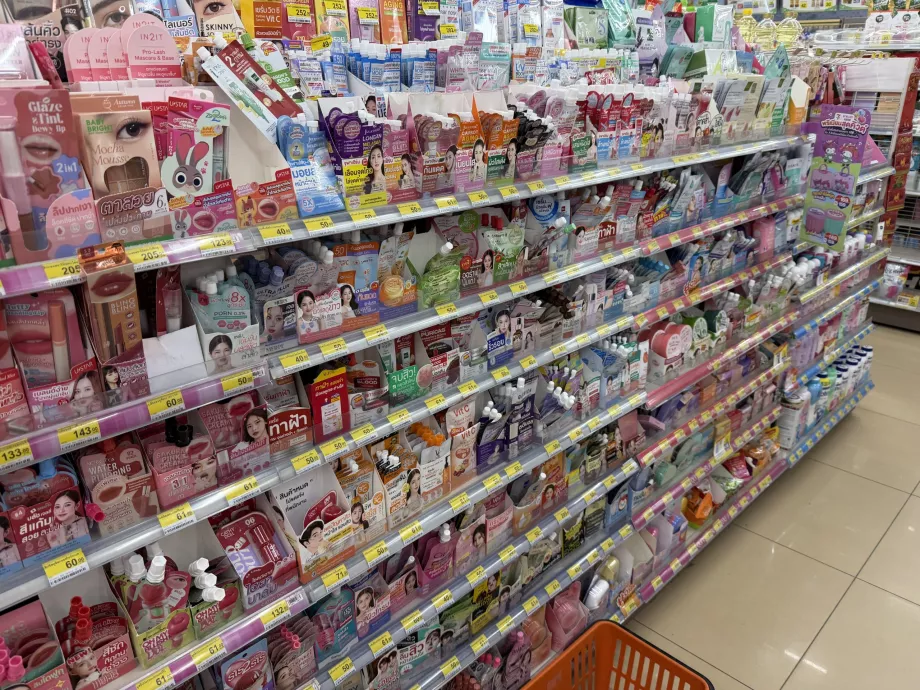 Kozmetik ürünlerin bulunduğu raf