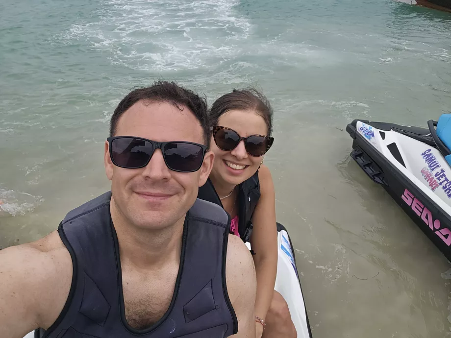 Pig Adası'ndan ayrılmadan önce bir jet ski üzerindeyiz