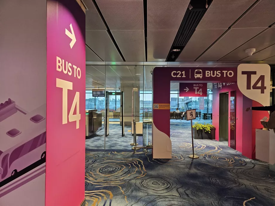 Terminal 1'den Terminal 4'e giden transit otobüs (C21 Kapısında)