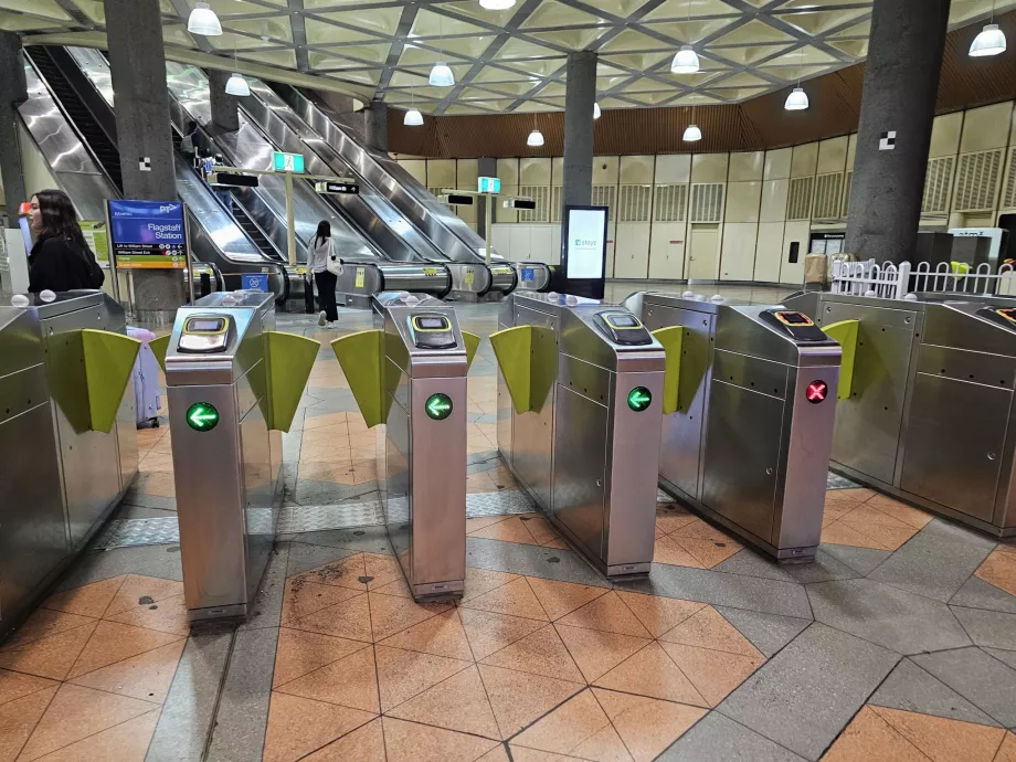 Metro girişindeki turnikeler