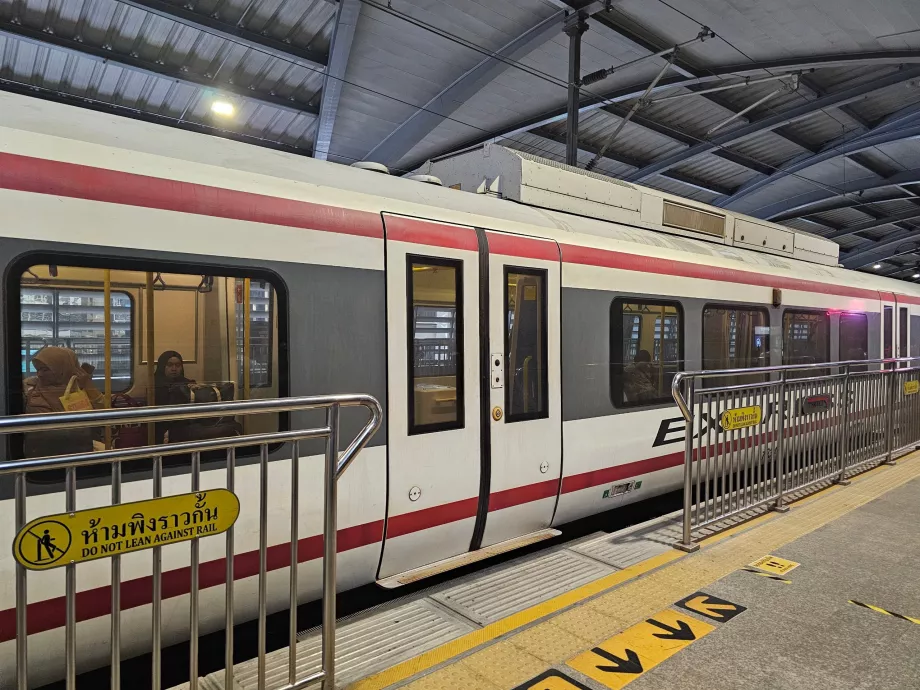 Bangkok şehir merkezindeki metro platformu