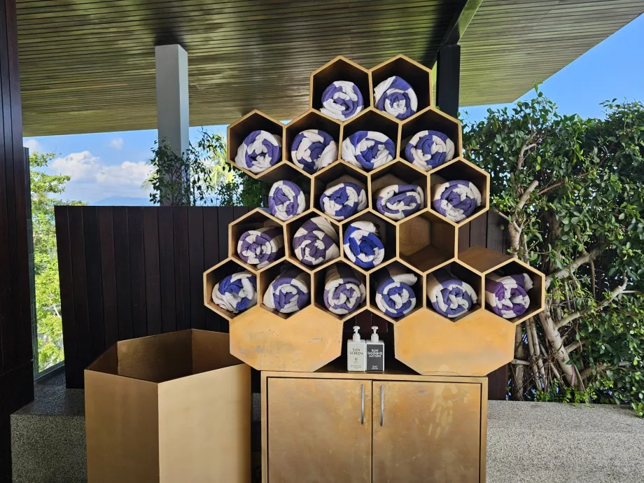 Havuz kenarında havlu ve güneş kremi